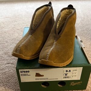 Women's size 9.5 Cozy & Comfortable Danner Tan Moccasin Shoes